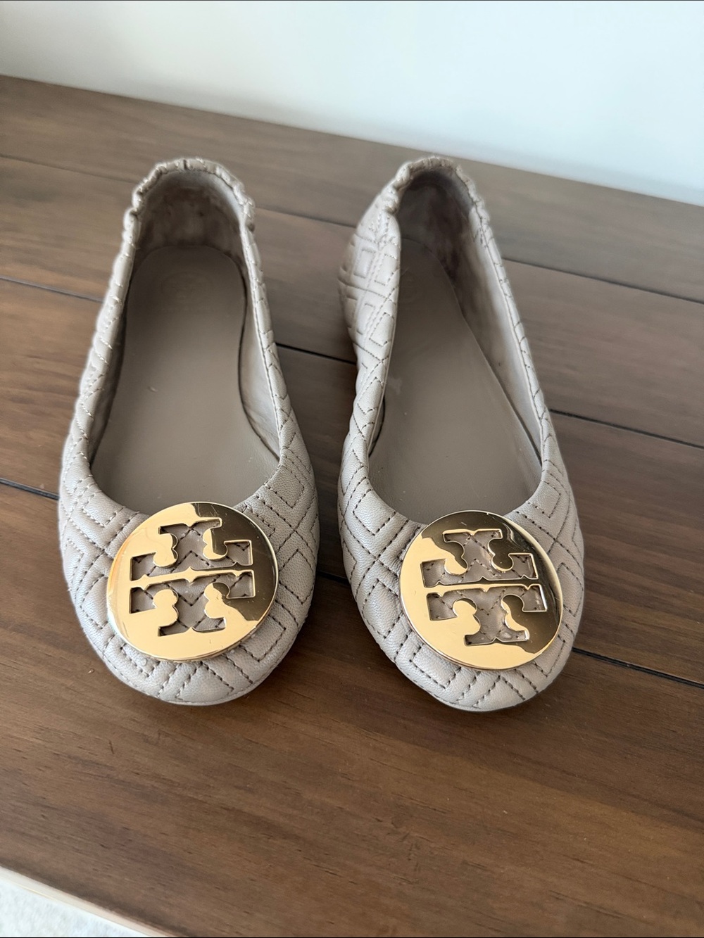 Tory Burch Quilted Beige/grey Leather Ballet Flats with Gold Logo Medallion